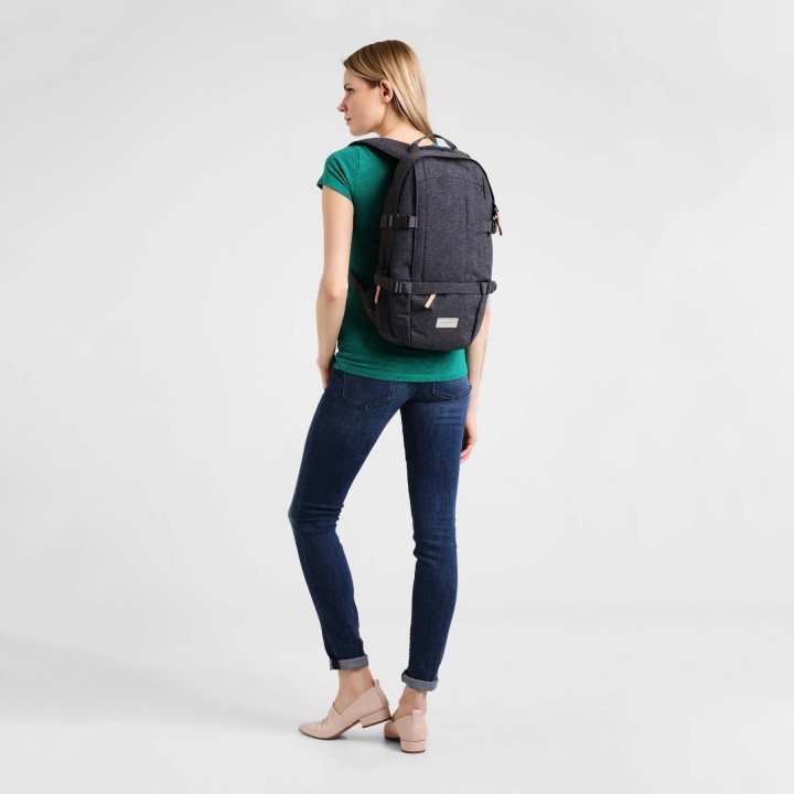 De Eastpak Floid is een praktische en mooie Eastpak rugzak. De rugzak heeft een ruim hoofdcompartiment met een gewatteerd 15.6 inch laptopvak, het hoofdvak is geschikt voor A4-formaat. Aan de voorkant zijn er voorvakken met ritssluiting. U kunt de tas kleiner en groter maken met de verstelbare gespen aan de zijkant. De verstelbare schouderriemen zijn zacht en ergonomisch gevormd.