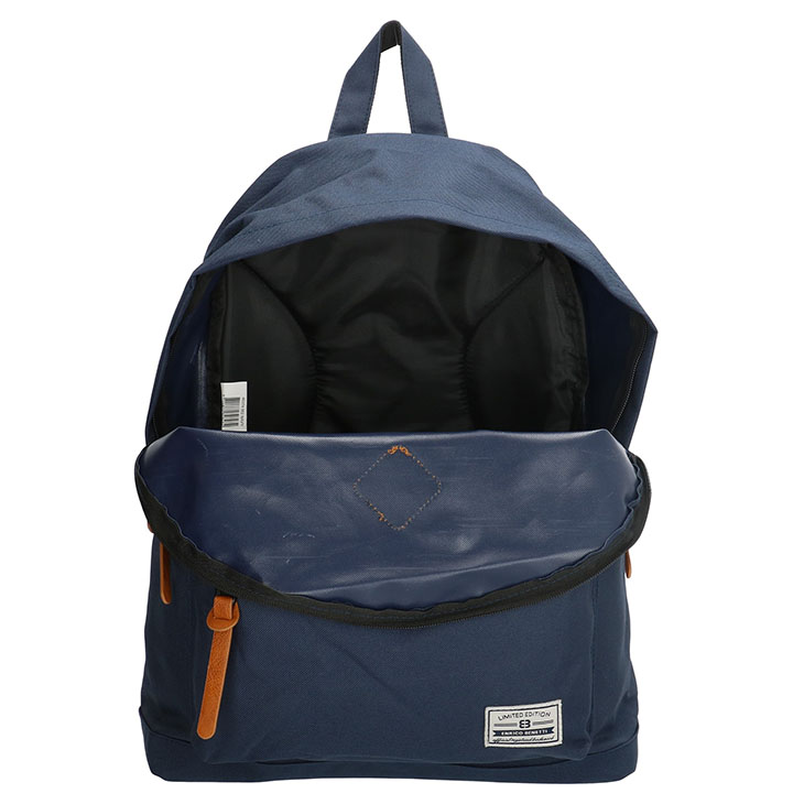 <div class="col-xs-12 col-sm-3">
<div id="dtxt" class="collapse in">De Backpack Doral is een prachtige rugzak uit de Hooked serie van het merk Cowboysbag. Het leer van de tas is hoogwaardig en voelt super aan. Deze rugzak heeft een clean model maar met o.a. de metalen gesp een stoere afwerking. Door de metalen gesp zijn uw spullen altijd goed en veilig opgeborgen in de rugzak. De rugzak beschikt over een 2 verstelbare schouderbanden, doordat de schouderbanden verstelbaar zijn kunt u de tas altijd op de gewenste lengte dragen. Ook heeft de tas een handvat.</div>
</div>