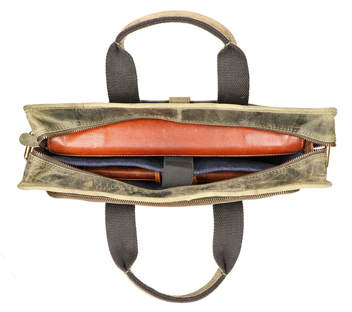 <div class="col-xs-12 col-sm-3">
<div id="dtxt" class="collapse in">De Jess is een prachtige schoudertas uit de Hooked serie van het merk Cowboysbag. Het leer van de tas is hoogwaardig en voelt super aan. Deze tas heeft een clean model maar met o.a. de metalen gesp een stoere afwerking. Door de metalen gesp zijn uw spullen altijd goed en veilig opgeborgen in de rugzak. De schoudertas beschikt over een afneembare en verstelbare schouderband, doordat de schouderband verstelbaar is kunt u de tas altijd op de gewenste lengte dragen. Ook heeft de tas een handvat.</div>
</div>
